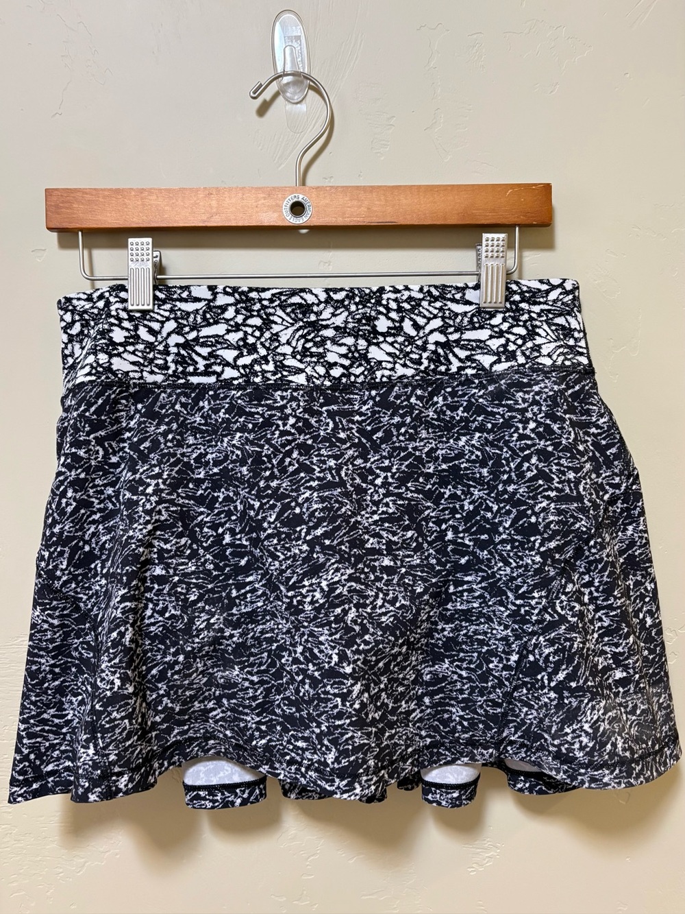 Lululemon Pace Rival Blk/White Mid Rise Skirt Skort size 6 T